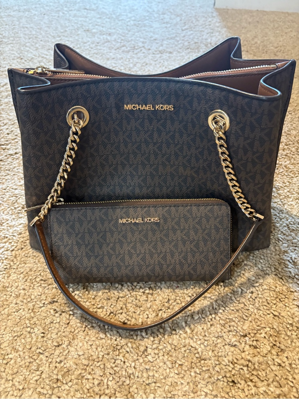 Michael Kors Teagan Large Purse/Tote & Wallet - Very Good Condition